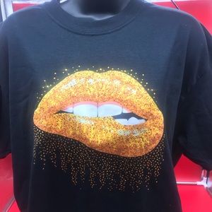 Gold lips tee